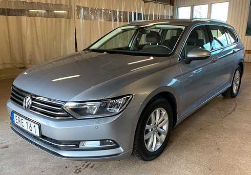 Silvermetallic Volkswagen Passat Sportscombi och vit Volvo V70 stulna vid inbrott på bilföretag i Österbybruk nordost om Uppsala